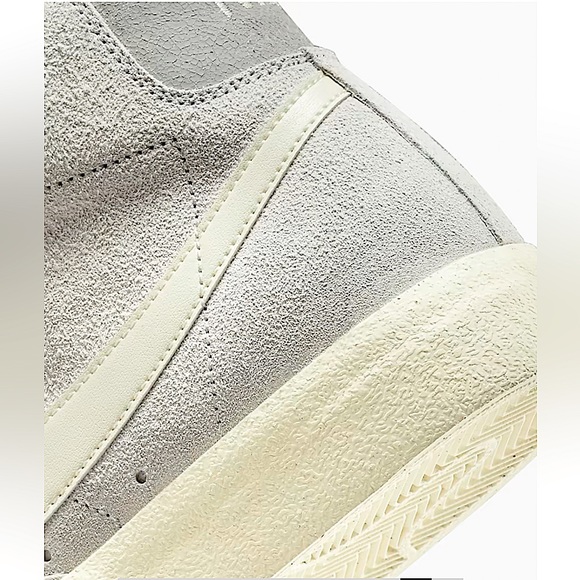 Nike Blazer Mid ‘77 Premium “Light-Bone Coconut 🥥 Milk” - Picture 4 of 8